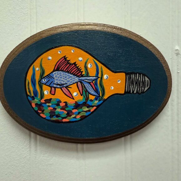 Hand-painted Lightbulb Aquarium - Wooden Wall Decor - Picture 5 of 5